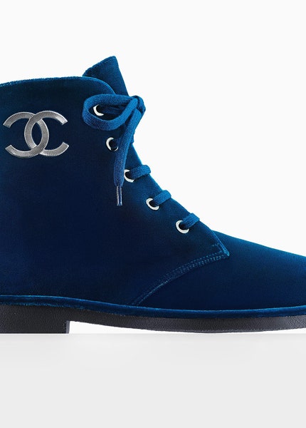 Ботинки Chanel из синего бархата где купить модную модель