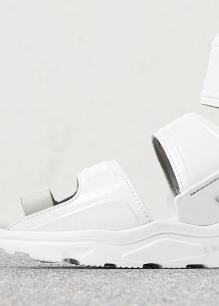 Кроссовки Nike Air Huarache преобразили в сандалиигладиаторы