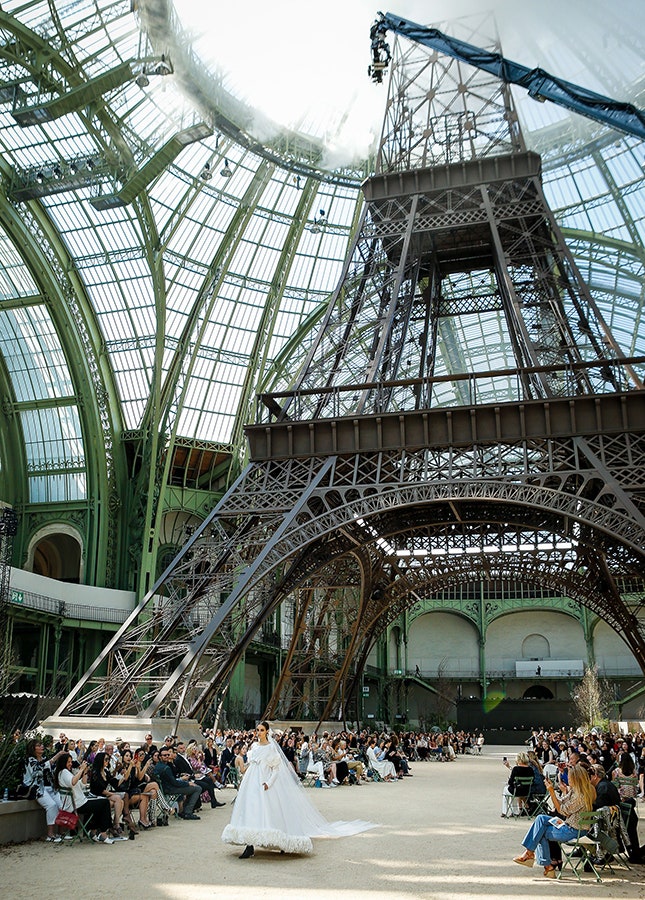 Эйфелева башня на показе Chanel Couture в ГранПале фото с модного шоу
