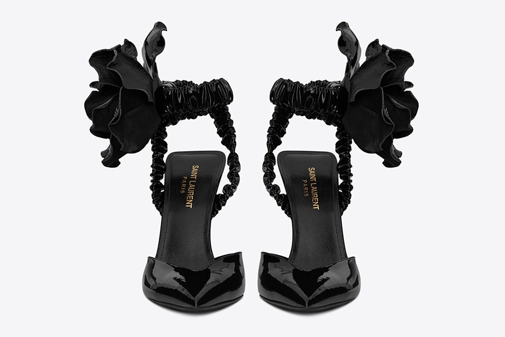 Черные лаковые туфли Saint Laurent с розой на щиколотке лодочки из коллекции Энтони Ваккарелло