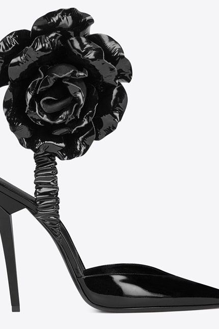 Черные лаковые туфли Saint Laurent с розой на щиколотке лодочки из коллекции Энтони Ваккарелло