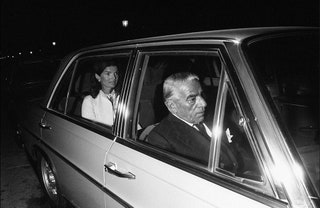 Джеки и Аристотель Онассис в машине 1973.