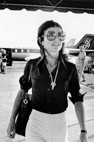 Джеки Онассис в аэропорту Парижа 1973.