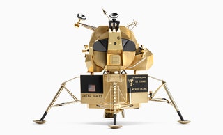 Золотая копия лунного модуля — такую получил Нил Армстронг и другие участники первой американской лунной миссии.