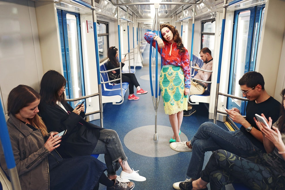 Светские модницы в метро съемка Наташи Гольденберг в электродепо «Выхино»