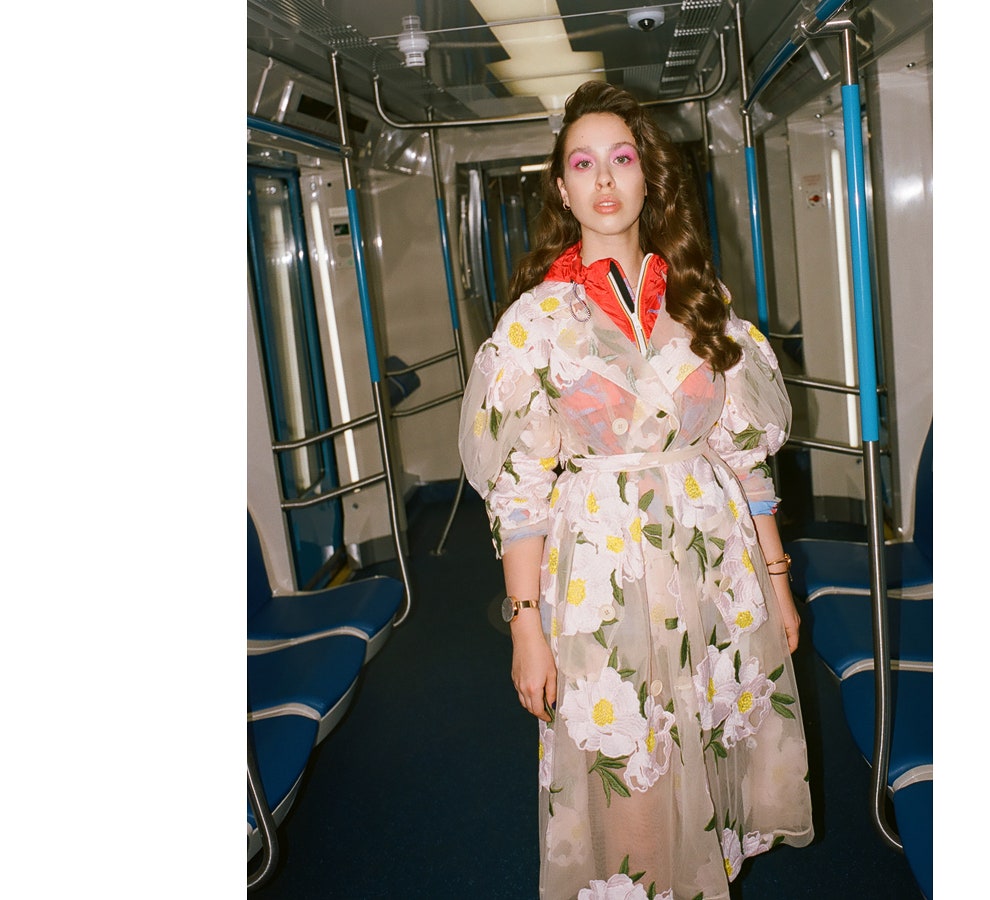 Светские модницы в метро съемка Наташи Гольденберг в электродепо «Выхино»
