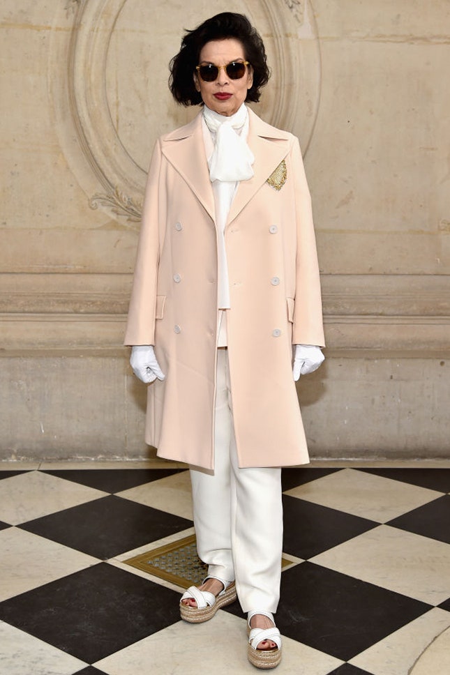 Стиль Бьянки Джаггер белые вещи для модных образов в духе знаменитости | Vogue