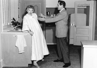 Люсиль Болл и Дези Арназ кадр из шоу «Я люблю Люси» 1956.