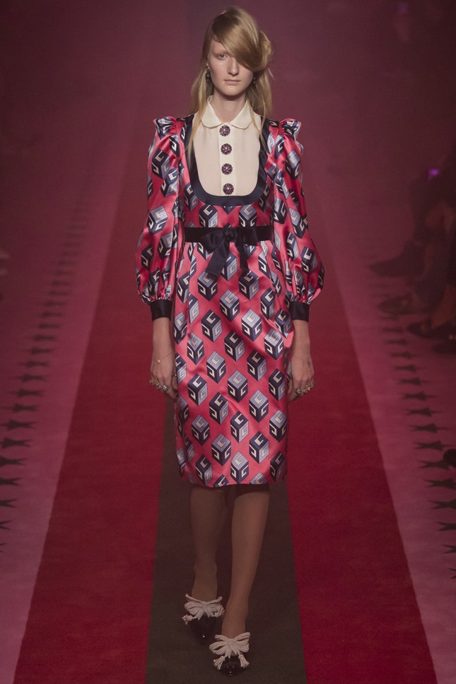 Узоры из монограмм на вещах Louis Vuitton Gucci Balenciaga Champion Moschino Chanel