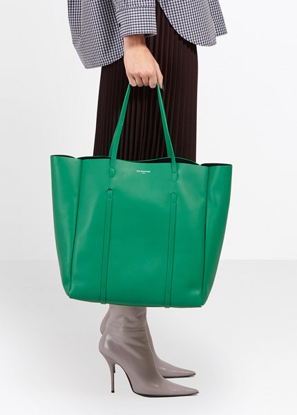 Зеленая сумкашопер Balenciaga фото модели доступной для заказа на сайте бренда