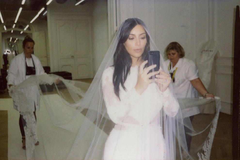 Ким Кардашьян на примерке свадебного платья в ателье Givenchy ранее неопубликованные фото