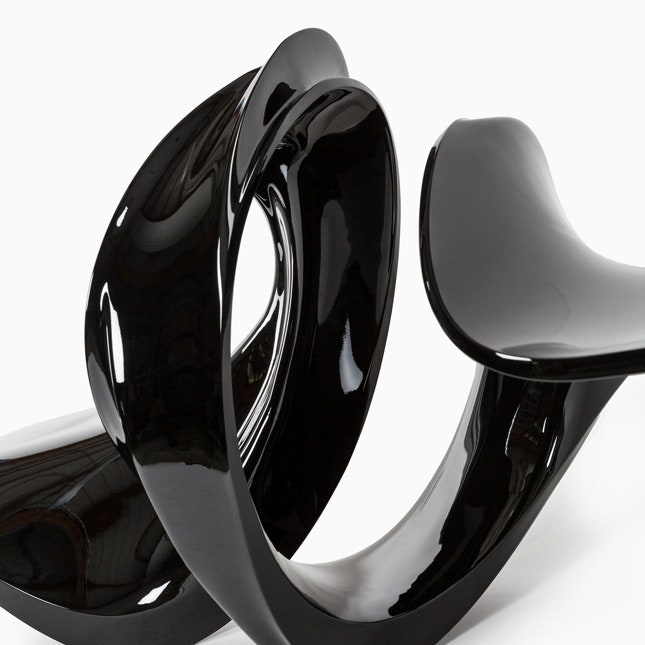 Стол-завиток из черного стекла Zaha Hadid Design