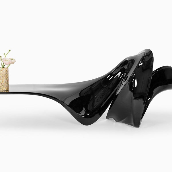 Стол-завиток из черного стекла Zaha Hadid Design