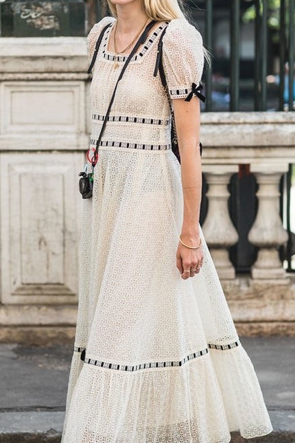 Как носить летние длинные платья наряды макси на стритстайл фото из Парижа Лондона и Милана