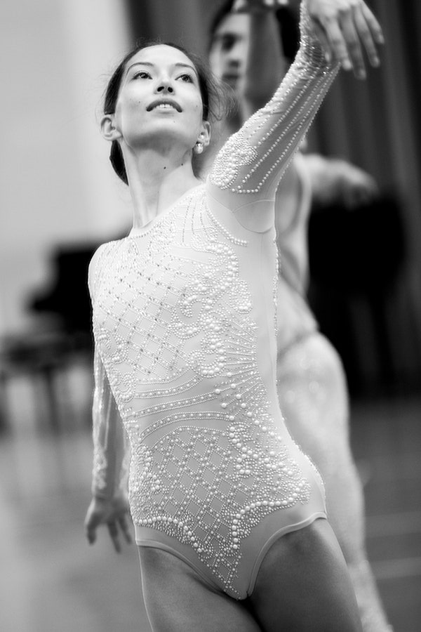 Костюмы от Balmain для Парижской оперы Оливье Рустен одел танцоров балета «Возрождение»