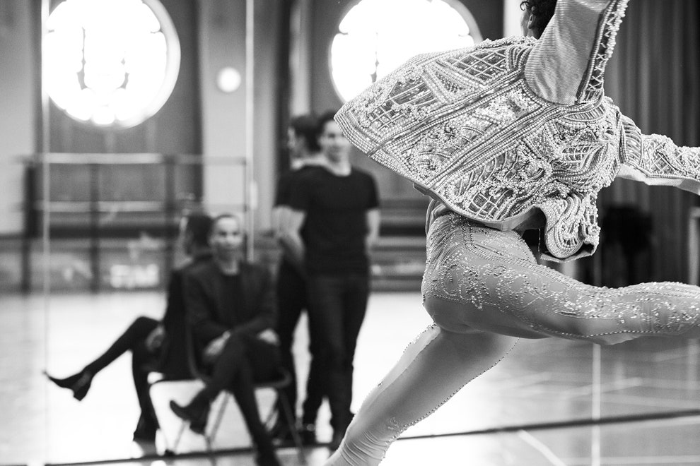 Костюмы от Balmain для Парижской оперы Оливье Рустен одел танцоров балета «Возрождение»