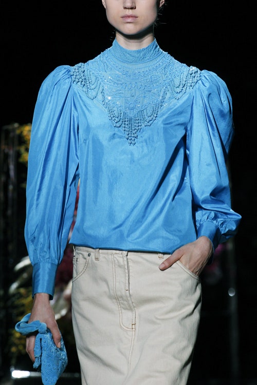 Платье Dries Van Noten из осенней коллекции с голубой манишкой расшитой бусинами