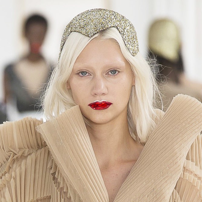 Магнетические образы на показе Maison Margiela