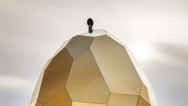 Золотое яйцо-сауна с зеркальными панелями в самом северном городе .