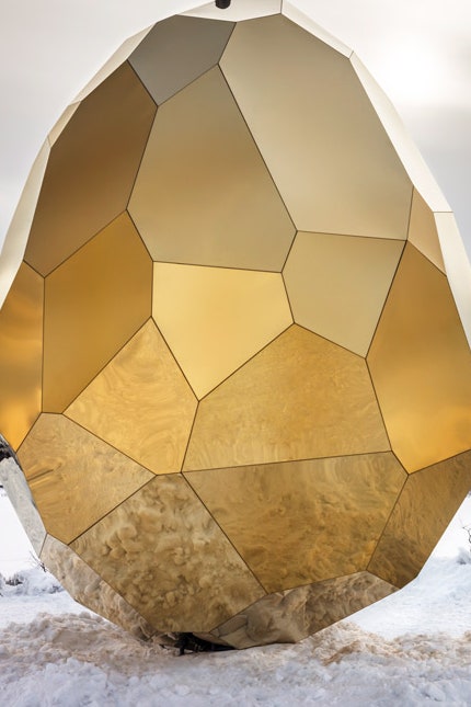Золотое яйцо-сауна с зеркальными панелями в самом северном городе .