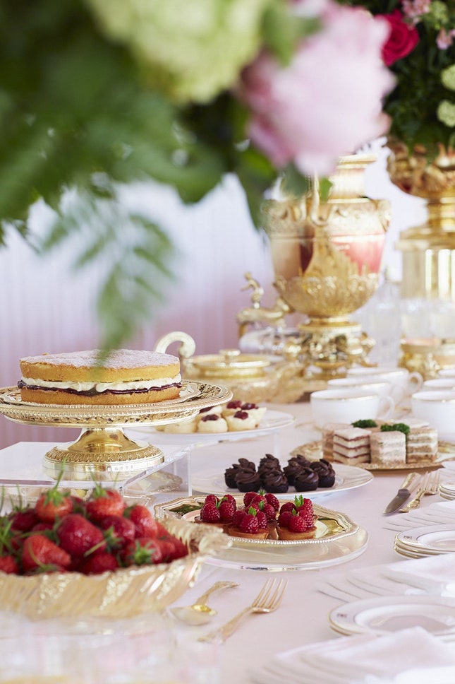 Повар Елизаветы II Марк Флэнаган издал книгу рецептов десертов к чаепитию | Vogue