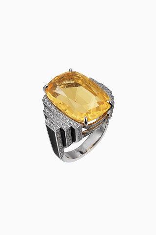 Кольцо из белого золота с бриллиантами лаком и желтым сапфиром.