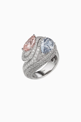 Кольцо из белого золота с розовым и голубым бриллиантами.
