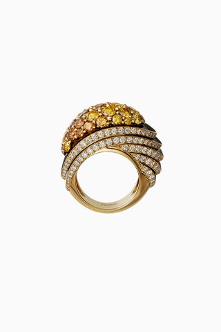 Кольцо из желтого золота с бриллиантами лаком и гранатами.