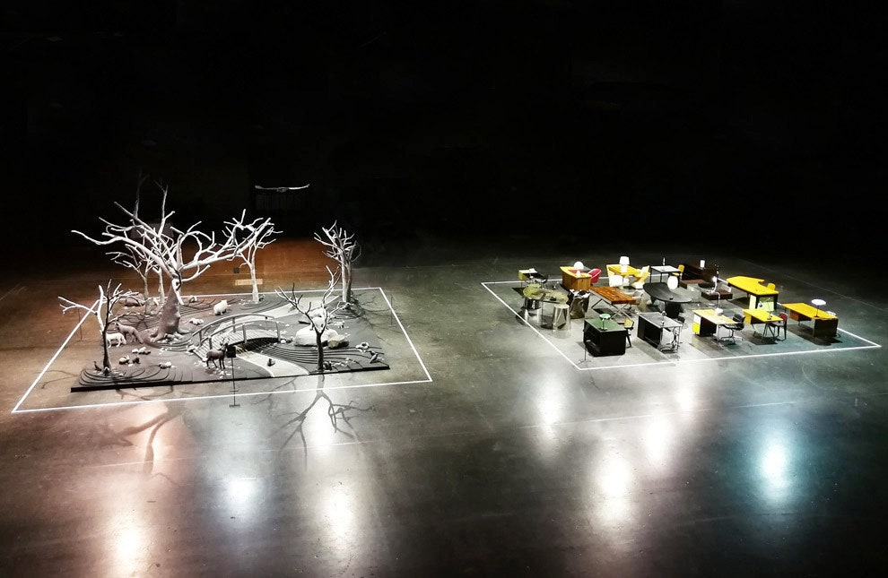 Инсталляция Тома Брауна с письменными столами для Design Miami на ярмарке искусства Art Basel