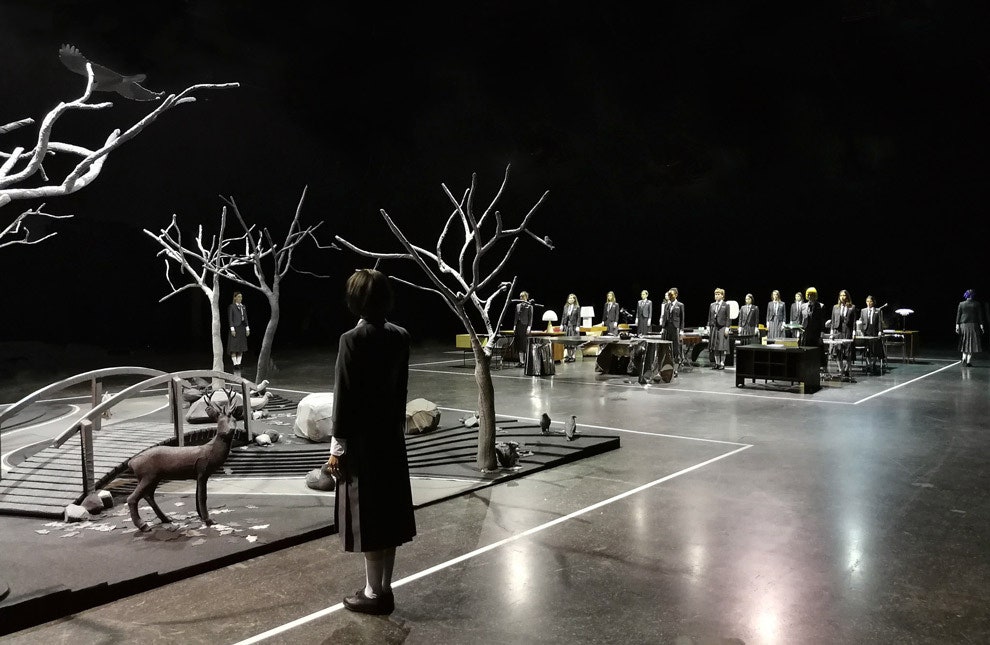 Инсталляция Тома Брауна с письменными столами для Design Miami на ярмарке искусства Art Basel