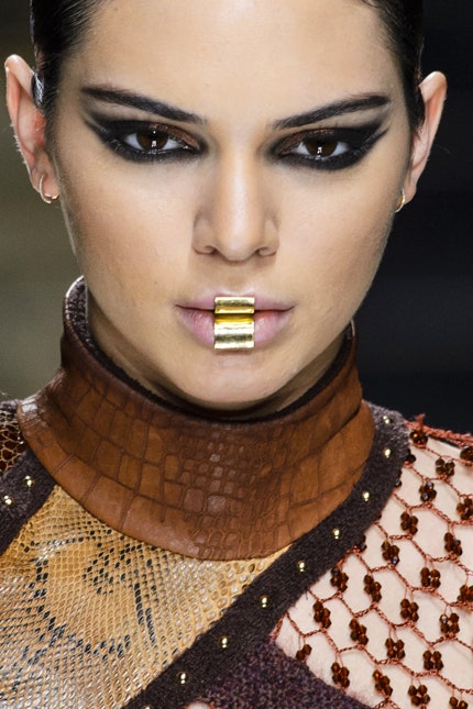 Коллекция помад от Balmain и L'Oral Paris 12 оттенков из групп сафари кутюр и рок | Vogue