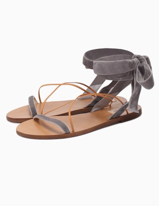 Сандалии Valentino 29300 рублей.