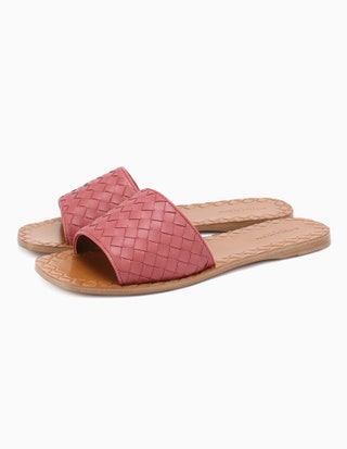 Шлепки Bottega Veneta 29350 рублей.