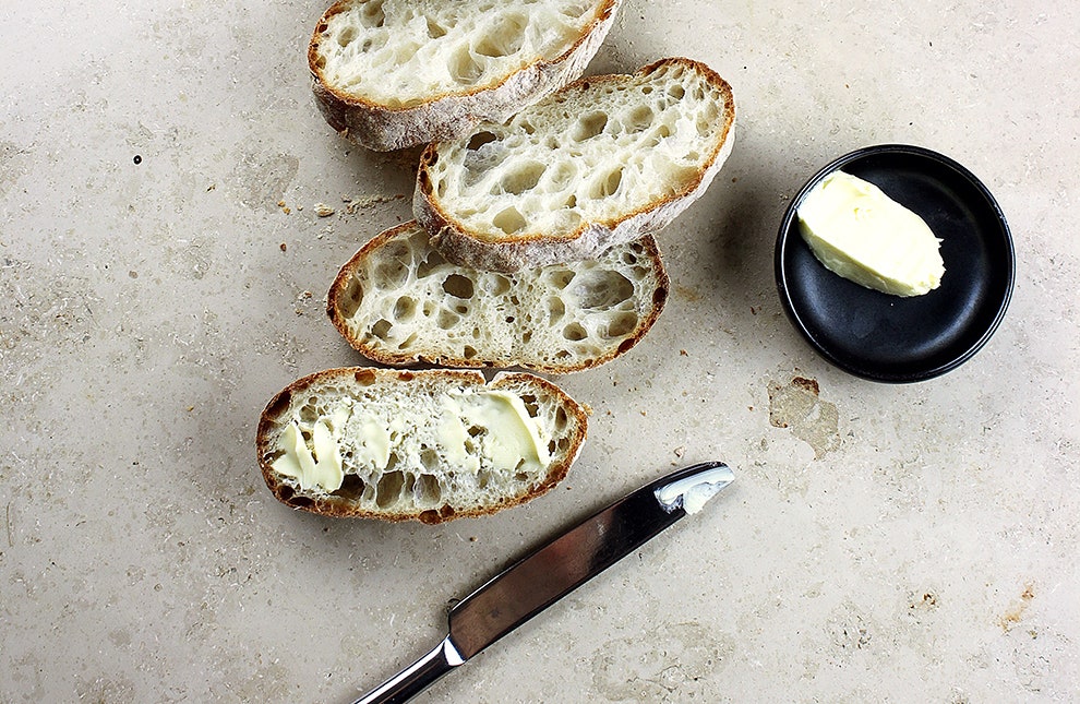 Полезный хлеб черный и белый выпеченный руками мастера