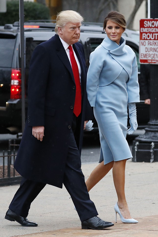 Модные наряды голубого цвета вдохновленные образами Мелании Трамп и Брижит Макрон