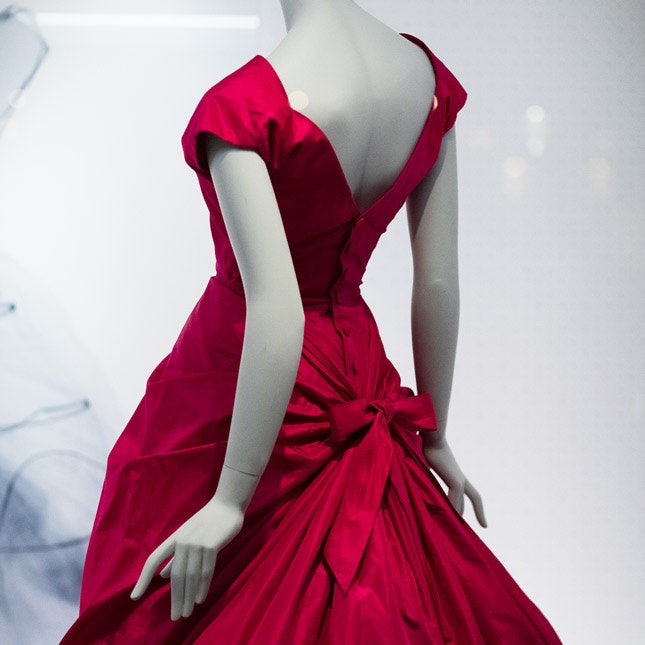 Как устроена выставка Balenciaga: Shaping Fashion в Музее Виктории и Альберта