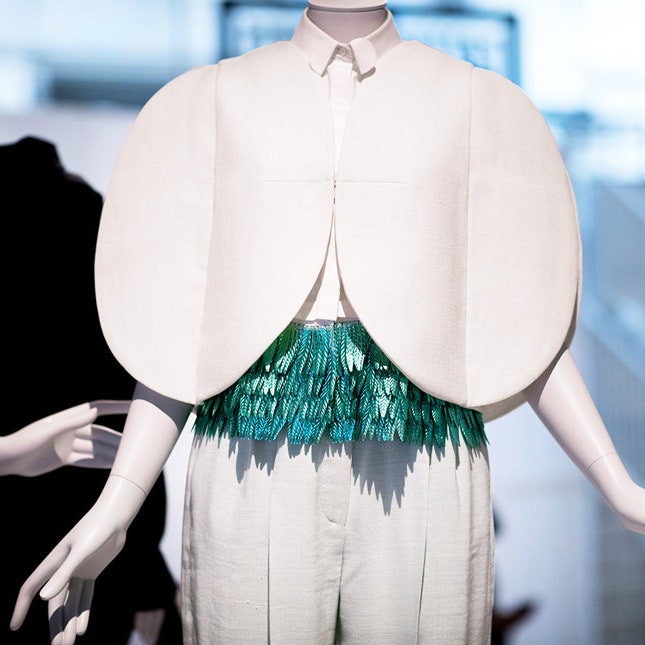 Как устроена выставка Balenciaga: Shaping Fashion в Музее Виктории и Альберта