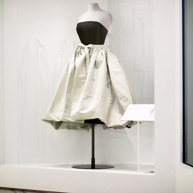 Как устроена выставка Balenciaga: Shaping Fashion в Музее Виктории и Альберта