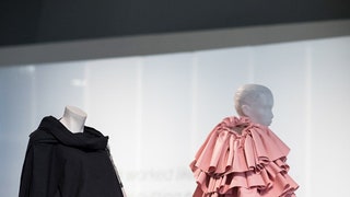 Выставка Balenciaga Shaping Fashion в Музее Виктории и Альберта фото экспонатов