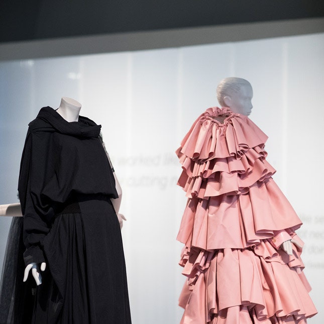 Как устроена выставка Balenciaga: Shaping Fashion в Музее Виктории и Альберта