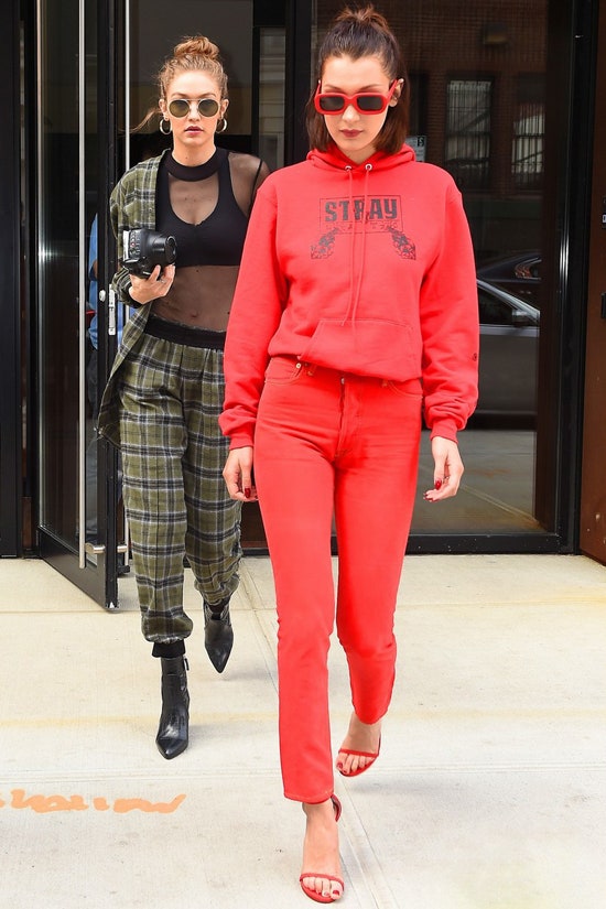 Модные джинсы 2017  красный цвет фото 10 модных пар