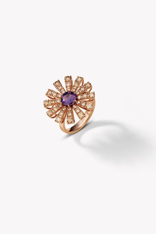 Кольцо из розового золота с аметистом и коричневыми бриллиантами.