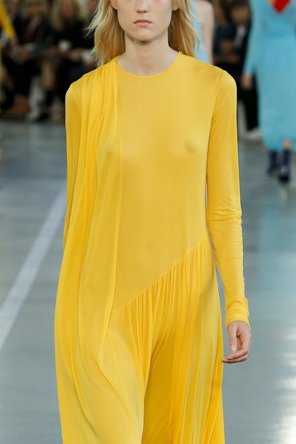 Модные жёлтые платья для вечеринок модели от Tibi Topshop J. W. Anderson Mango Zara | Vogue