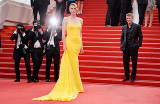 Шарлиз Терон на Каннском кинофестивале в Christian Dior Couture 2015.