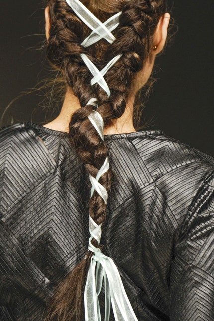 Корсет на волосах модные косы с шнуровками на фото | Vogue