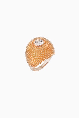 Кольцо из розового золота с бриллиантом.