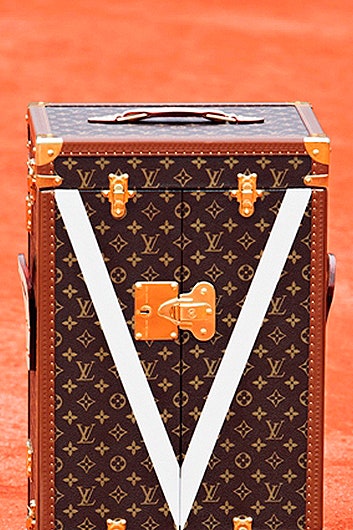 Сундуки Louis Vuitton для кубков «Ролан Гаррос 2017» кейсы с латунными уголками и замками | Vogue