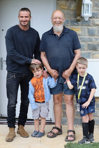 Дэвид Бекхэм и основатель фестиваля «Гластонбери» Майкл Эвис со своими внуками Ноем и Джорджем.