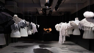 Выставка The Cape Reimagined кутюрные кейпы Burberry покажут в Милане НьюЙорке и Токио | Vogue