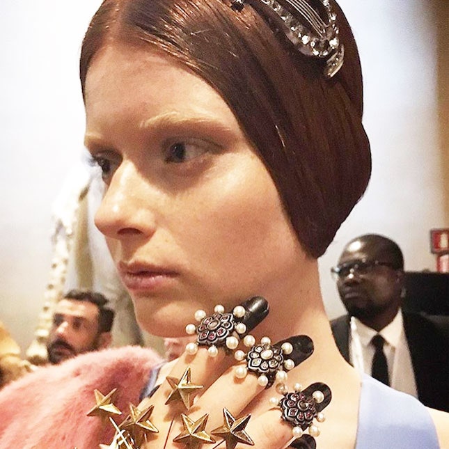 Украсить себя до кончиков пальцев, как на показе Gucci resort 2018